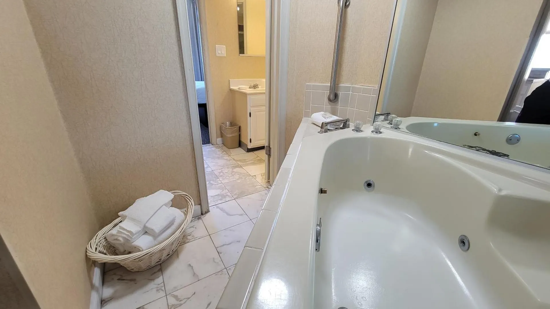Отель Four Sails Resort Вирджиния-Бич