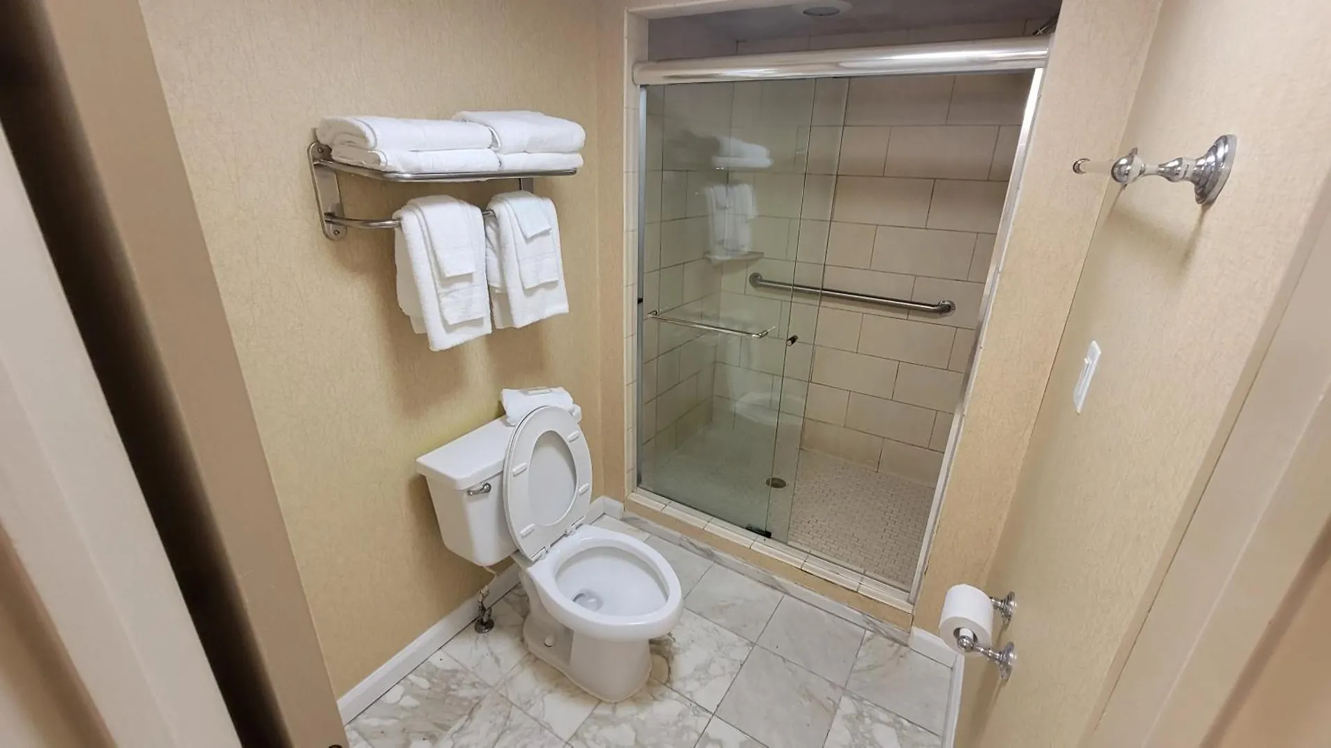 Hotel Four Sails Resort Virginia Beach